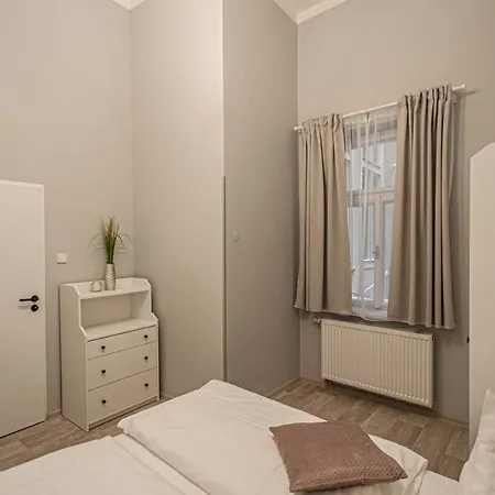 Sightseeing By Ruterra Prag